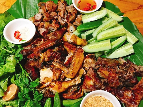 Bạn đừng quên thưởng thức những bữa ăn được bày trên mẹt lá. Bạn đừng quên thưởng thức những bữa ăn được bày trên mẹt lá.