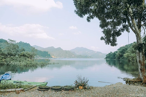 Khu nhà nghỉ với tầm nhìn thoáng rộng ra khung cảnh núi non, sông nước. Khu nhà nghỉ với tầm nhìn thoáng rộng ra khung cảnh núi non, sông nước.