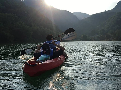 Bạn có thể thuê kayak với giá 100.000 đồng, không giới hạn thời gian. Bạn có thể thuê kayak với giá 100.000 đồng, không giới hạn thời gian.
