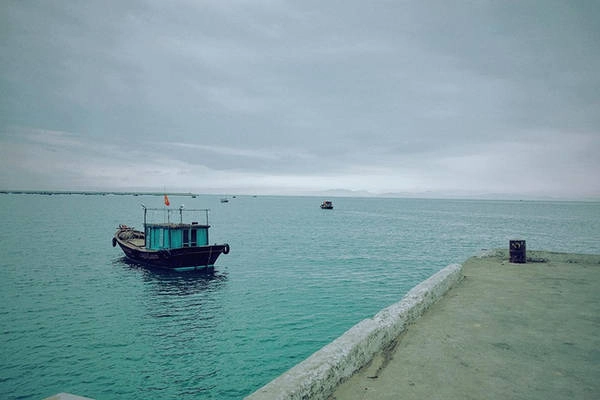 Vào ngày có nắng, nước rất trong và xanh.