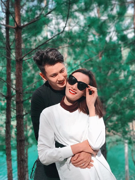 Dip cuối năm bận rộn nhưng Lê Thúy - Đỗ An vẫn dành ngày cuối tuần cùng nhau đi "đổi gió" và địa điểm đôi vợ chồng son lựa chọn là thành phố Đà Lạt mộng mơ. Khí hậu mát mẻ, cảnh sắc thanh bình, "trăm hoa đua nở" là lý do khiến Đà Lạt luôn là điểm đến của các đôi tình nhân muốn có những ngày ngọt ngào bên nhau. Dip cuối năm bận rộn nhưng Lê Thúy - Đỗ An vẫn dành ngày cuối tuần cùng nhau đi "đổi gió" và địa điểm đôi vợ chồng son lựa chọn là thành phố Đà Lạt mộng mơ. Khí hậu mát mẻ, cảnh sắc thanh bình, "trăm hoa đua nở" là lý do khiến Đà Lạt luôn là điểm đến của các đôi tình nhân muốn có những ngày ngọt ngào bên nhau.