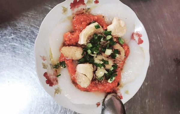 Vốn đam mê ẩm thực nên lần này, hai vợ chồng quyết định thực hiện chuyến food tour khám phá các món ăn vỉa hè ở thành phố hoa. Đầu tiên là món bánh bèo tại quán bánh bèo số 4 bà Hường ở 402 Phan Đình Phùng. Đĩa "bánh bèo số 4" chỉ có 4 miếng bánh nhưng lớn và khá dày. Nhân bánh được làm bằng tôm khô và thịt nạc heo, bên trên rắc hành phi, hành lá tươi, mấy miếng bì heo chiên giòn và vài miếng bánh phồng tôm đặt trên đĩa bánh. Vốn đam mê ẩm thực nên lần này, hai vợ chồng quyết định thực hiện chuyến food tour khám phá các món ăn vỉa hè ở thành phố hoa. Đầu tiên là món bánh bèo tại quán bánh bèo số 4 bà Hường ở 402 Phan Đình Phùng. Đĩa "bánh bèo số 4" chỉ có 4 miếng bánh nhưng lớn và khá dày. Nhân bánh được làm bằng tôm khô và thịt nạc heo, bên trên rắc hành phi, hành lá tươi, mấy miếng bì heo chiên giòn và vài miếng bánh phồng tôm đặt trên đĩa bánh.