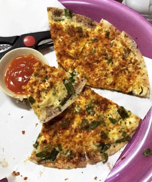 Bánh tráng nướng là đặc sản Đà Lạt, đã được "nâng tầm" với tên goi pizza Việt. Món ăn bao gồm bánh tráng, đập trứng tráng lên trên, thêm các loại nguyên liệu như hành, bò khô, hành lá, ruốc... chấm kèm tương ớt. Chỉ vậy thôi mà ấn tượng khó phai. Lê Thúy mách bạn nên ăn tại địa chỉ 112 Nguyễn Văn Trỗi, cách quán kem bơ Thanh Thảo không xa. Bánh tráng nướng là đặc sản Đà Lạt, đã được "nâng tầm" với tên goi pizza Việt. Món ăn bao gồm bánh tráng, đập trứng tráng lên trên, thêm các loại nguyên liệu như hành, bò khô, hành lá, ruốc... chấm kèm tương ớt. Chỉ vậy thôi mà ấn tượng khó phai. Lê Thúy mách bạn nên ăn tại địa chỉ 112 Nguyễn Văn Trỗi, cách quán kem bơ Thanh Thảo không xa.