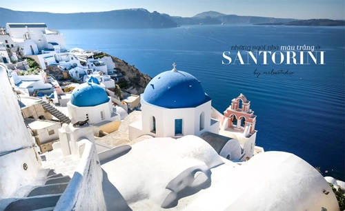Thời gian đi Santorini Mùa cao điểm nhất của du lịch Santorini là tháng 7 và 8. Nắng chói chang, trời xanh ngắt không một gợn mây, tuy nhiên dịch vụ đắt đỏ và rất đông khách du lịch. Nếu thích yên bình và vắng vẻ, bạn nên chọn tháng 6 hoặc tháng 9,10, thời tiết sẽ mát mẻ hơn, không quá nắng và chi phí du lịch trong thời điểm này cũng sẽ rẻ hơn. Bạn chớ nên đi Santorini vào các tháng khác vì trời lạnh, xám xịt và mọi dịch vụ tại đảo lúc đó sẽ tạm ngưng, nhìn rất hoang tàn vắng vẻ. Thời gian đi Santorini Mùa cao điểm nhất của du lịch Santorini là tháng 7 và 8. Nắng chói chang, trời xanh ngắt không một gợn mây, tuy nhiên dịch vụ đắt đỏ và rất đông khách du lịch. Nếu thích yên bình và vắng vẻ, bạn nên chọn tháng 6 hoặc tháng 9,10, thời tiết sẽ mát mẻ hơn, không quá nắng và chi phí du lịch trong thời điểm này cũng sẽ rẻ hơn. Bạn chớ nên đi Santorini vào các tháng khác vì trời lạnh, xám xịt và mọi dịch vụ tại đảo lúc đó sẽ tạm ngưng, nhìn rất hoang tàn vắng vẻ.