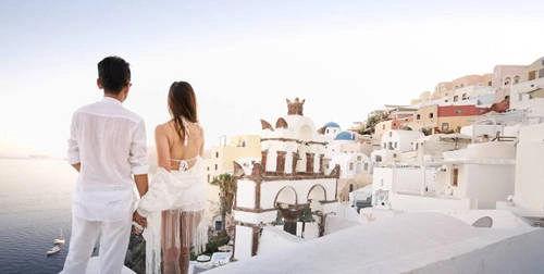 Bạn sẽ phải xuất trình bằng lái và thẻ visa để làm hợp đồng và đặt cọc một số tiền . Việc mua bảo hiểm cháy nổ hay mất cắp xe tùy thuộc vào bạn, giá khoảng 15-20 euro. Bạn có thể thuê xe từ khách sạn, họ sẽ đem đến tận nơi và có thể trả bằng cách để lại ở sân bay mà không sợ mất cắp. Nên tìm hiểu và đặt xe qua mạng trước khi đến, giá sẽ rẻ hơn và có thể sẽ có xe chờ bạn ở sân bay khi đến. Bạn sẽ phải xuất trình bằng lái và thẻ visa để làm hợp đồng và đặt cọc một số tiền . Việc mua bảo hiểm cháy nổ hay mất cắp xe tùy thuộc vào bạn, giá khoảng 15-20 euro. Bạn có thể thuê xe từ khách sạn, họ sẽ đem đến tận nơi và có thể trả bằng cách để lại ở sân bay mà không sợ mất cắp. Nên tìm hiểu và đặt xe qua mạng trước khi đến, giá sẽ rẻ hơn và có thể sẽ có xe chờ bạn ở sân bay khi đến.