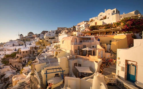 Làng du lịch: Có hai làng chính cần phải đi ở Santorini. Làng Fira là thủ phủ nằm giữa đảo, rất sầm uất với chợ đêm, các khu ăn chơi, bar, sàn nhảy, nhà hàng… Có một số quán rượu và nhà hàng đẹp nằm trên con đường chính của Fira với tầm nhìn rộng lớn ra toàn cảnh vịnh Aegea. Nên đến sớm hoặc đặt chỗ trước để có vị trí đẹp lúc hoàng hôn buông xuống. Ngoài ra, ngay đoạn trung tâm Fira tên Classico có một nhà hàng đồ ăn rất ngon với view đẹp Đồ ăn ngon, nhân viên phục vụ thân thiện, một con tôm hùm nướng phomai có giá 80 euro, cộng thêm hải sản và bia rượu hết khoảng 200 euro cho 4 người. Theo Mr Lee, đây là giá hợp lý cho một bữa ăn hải sản ngon miệng giữa trung tâm sầm uất Hy Lạp. Làng du lịch: Có hai làng chính cần phải đi ở Santorini. Làng Fira là thủ phủ nằm giữa đảo, rất sầm uất với chợ đêm, các khu ăn chơi, bar, sàn nhảy, nhà hàng… Có một số quán rượu và nhà hàng đẹp nằm trên con đường chính của Fira với tầm nhìn rộng lớn ra toàn cảnh vịnh Aegea. Nên đến sớm hoặc đặt chỗ trước để có vị trí đẹp lúc hoàng hôn buông xuống. Ngoài ra, ngay đoạn trung tâm Fira tên Classico có một nhà hàng đồ ăn rất ngon với view đẹp Đồ ăn ngon, nhân viên phục vụ thân thiện, một con tôm hùm nướng phomai có giá 80 euro, cộng thêm hải sản và bia rượu hết khoảng 200 euro cho 4 người. Theo Mr Lee, đây là giá hợp lý cho một bữa ăn hải sản ngon miệng giữa trung tâm sầm uất Hy Lạp.