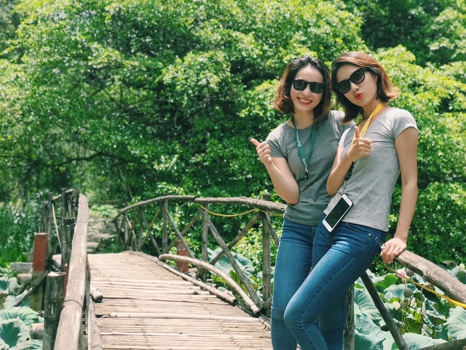 Đi để khám phá, đi để trải nghiệm, đi để tìm ra điều gì mình thực sự đam mê, đi để yêu thêm tổ quốc mình. Hành trình dài này là chuỗi những ngày miệt mài tìm kiếm các địa điểm hoang sơ ít người biết đến. Những điều mới mẻ, những kế hoạch ngẫu hứng, mỗi ngày hòa mình vào cuộc sống địa phương để hiểu hơn về con người và lịch sử vùng miền. Đi để khám phá, đi để trải nghiệm, đi để tìm ra điều gì mình thực sự đam mê, đi để yêu thêm tổ quốc mình. Hành trình dài này là chuỗi những ngày miệt mài tìm kiếm các địa điểm hoang sơ ít người biết đến. Những điều mới mẻ, những kế hoạch ngẫu hứng, mỗi ngày hòa mình vào cuộc sống địa phương để hiểu hơn về con người và lịch sử vùng miền.