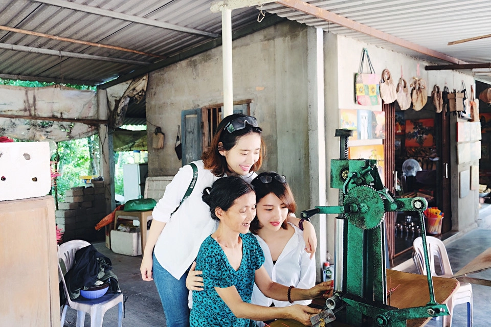 Là Huế không chỉ có lăng tẩm mà để lại ấn tượng sâu sắc bởi các làng nghề truyền thống, bởi ngôi chùa trên núi cách xa khói bụi thị thành, bởi hoàng hôn đầm Chuồn vàng rực đẹp ngây ngất. Là đường tàu đi qua đèo Hải Vân mênh mông biển trời say lòng bất kì ai đang chiêm ngưỡng. Là Huế không chỉ có lăng tẩm mà để lại ấn tượng sâu sắc bởi các làng nghề truyền thống, bởi ngôi chùa trên núi cách xa khói bụi thị thành, bởi hoàng hôn đầm Chuồn vàng rực đẹp ngây ngất. Là đường tàu đi qua đèo Hải Vân mênh mông biển trời say lòng bất kì ai đang chiêm ngưỡng.