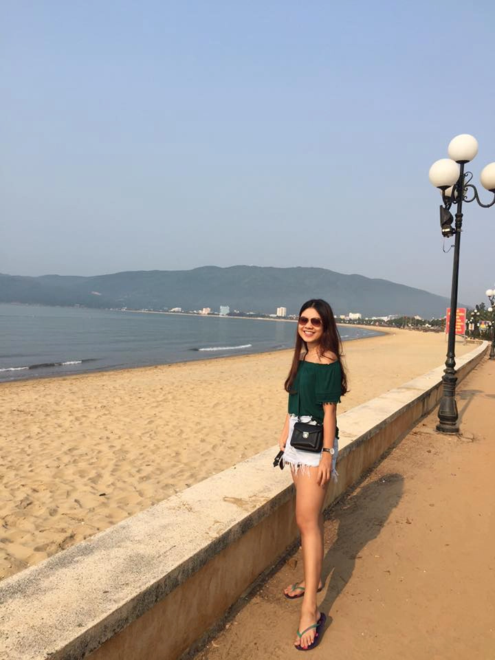 Theo tư vấn của Uyên thì các bạn xuất phát từ TP. Hồ Chí Minh đi Quy Nhơn từ chiều hôm nay thì khoảng 5 giờ sáng ngày hôm sau sẽ tới nơi. Sau khi đến, bạn thuê xe máy ở gần bến xe luôn với giá cho 2 ngày rưỡi chỉ có 250.000 VND.