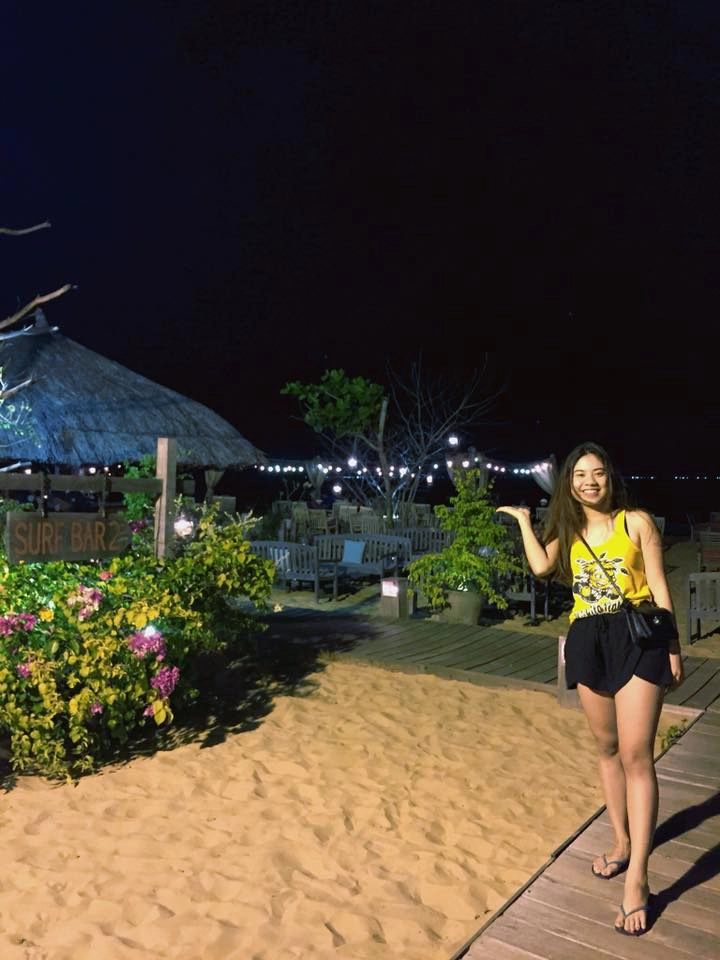 Buổi tối ở Quy Nhơn thích nhất là la cà ăn uống, ở Quy Nhơn có rất nhiều quán cà phê view biển chụp hình rất thích.