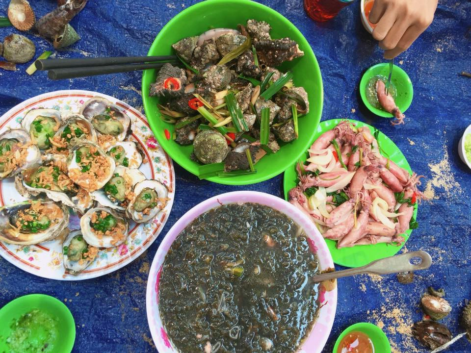 Sau khi tắm biển và lặn ngắm san hô, Uyên và bạn của mình ăn trưa tại đây với đồ hải sản rất ngon và tươi.
