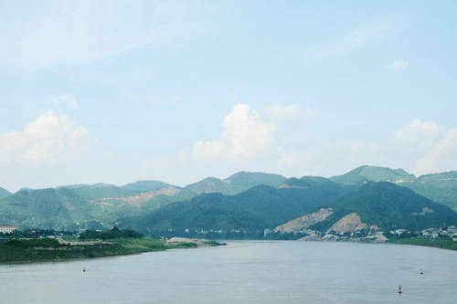 Trên cung đường đến với Đà Bắc, bạn sẽ được dịp ngắm nhìn núi non hùng vĩ dọc sông Đà. Ảnh: Phong Vinh Trên cung đường đến với Đà Bắc, bạn sẽ được dịp ngắm nhìn núi non hùng vĩ dọc sông Đà. Ảnh: Phong Vinh