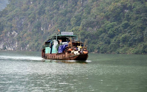 Khung cảnh mênh mông của đất trời Đà Bắc vào những ngày cuối thu mát dịu sẽ mang lại cho du khách cảm giác yên bình và tự tại. Ảnh: Phong Vinh Khung cảnh mênh mông của đất trời Đà Bắc vào những ngày cuối thu mát dịu sẽ mang lại cho du khách cảm giác yên bình và tự tại. Ảnh: Phong Vinh