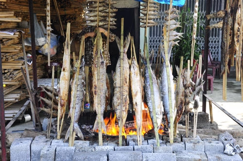 Món cá nướng sông Đà hấp dẫn du khách thập phương. Ảnh: Lam Linh Món cá nướng sông Đà hấp dẫn du khách thập phương. Ảnh: Lam Linh