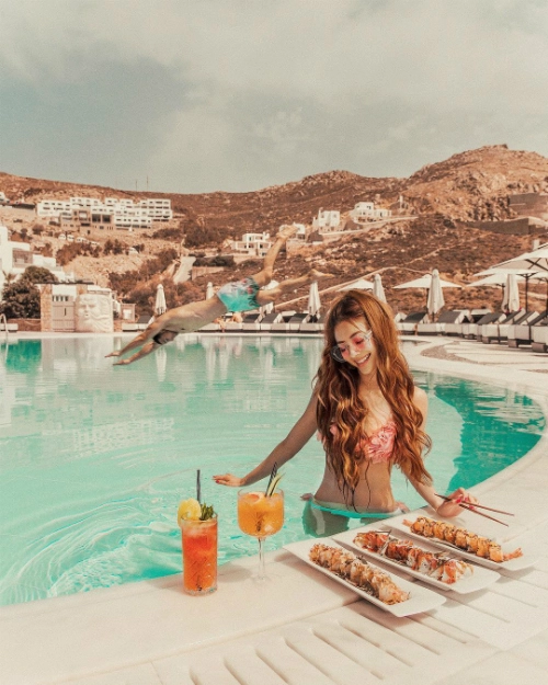 Sarah Trần (24 tuổi) là một blogger gốc Việt nổi tiếng trong cộng đồng du lịch thế giới với tên gọi ưu ái là "nàng công chúa tóc mây" bởi mái tóc dài, xoăn bồng bềnh. Cô khiến người khác ngưỡng mộ bởi cuộc sống viên mãn bên người yêu điển trai, thường xuyên được đi du lịch, chụp những bức ảnh đẹp và một tài khoản mạng xã hội lên tới 317.000 người theo dõi. Sau khi đi khắp năm châu bốn biển, mới đây, Sarah đã có chuyến du lịch hồi hương, nhiều ảnh đẹp như tranh, khiến ngay cả người Việt cũng phải ngỡ ngàng. Sarah Trần (24 tuổi) là một blogger gốc Việt nổi tiếng trong cộng đồng du lịch thế giới với tên gọi ưu ái là "nàng công chúa tóc mây" bởi mái tóc dài, xoăn bồng bềnh. Cô khiến người khác ngưỡng mộ bởi cuộc sống viên mãn bên người yêu điển trai, thường xuyên được đi du lịch, chụp những bức ảnh đẹp và một tài khoản mạng xã hội lên tới 317.000 người theo dõi. Sau khi đi khắp năm châu bốn biển, mới đây, Sarah đã có chuyến du lịch hồi hương, nhiều ảnh đẹp như tranh, khiến ngay cả người Việt cũng phải ngỡ ngàng.
