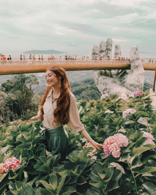 Tuy không ở Việt Nam nhưng là người có tên tuổi trong giới du lịch nên Sarah không thể bỏ qua cơ hội check in ở cây cầu Vàng nổi tiếng nhất Việt Nam thời điểm này ngay sau khi nhìn thấy bức ảnh được lan truyền khắp mạng xã hội. Cô cũng giải thích rằng, để chụp bức ảnh này, cô nàng phải len vào giữa đám hoa nhưng không làm tổn hại chúng. Tuy không ở Việt Nam nhưng là người có tên tuổi trong giới du lịch nên Sarah không thể bỏ qua cơ hội check in ở cây cầu Vàng nổi tiếng nhất Việt Nam thời điểm này ngay sau khi nhìn thấy bức ảnh được lan truyền khắp mạng xã hội. Cô cũng giải thích rằng, để chụp bức ảnh này, cô nàng phải len vào giữa đám hoa nhưng không làm tổn hại chúng.