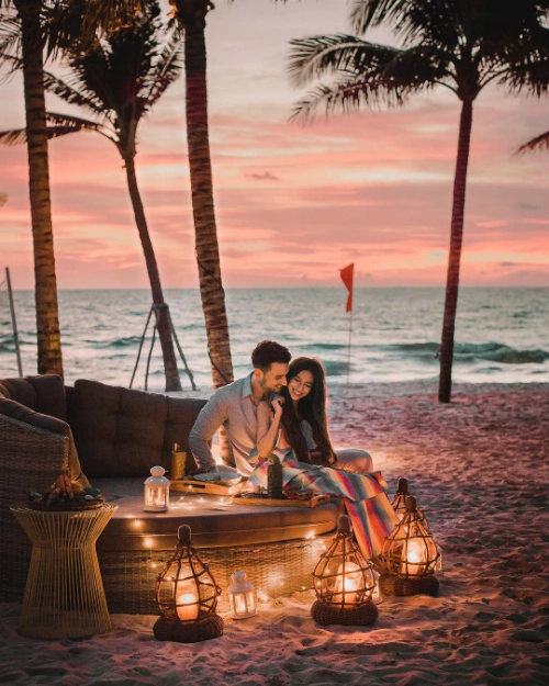 "Địa điểm yêu thích của tôi là bất cứ nơi nào có Toby, bạn trai tôi. Đã quá lâu kể từ khi chúng tôi chụp ảnh cùng nhau. Chỉ vài tuần trước, chúng tôi đã ở miền núi phía Bắc Việt Nam, bây giờ chúng tôi đang ở cực Nam - đảo thiên đường Phú Quốc để tham gia khai trương một khách sạn. Tình yêu của tôi dành cho đất nước này ngày càng sâu sắc hơn sau mỗi địa điểm mới mà chúng tôi khám phá ra. Có rất nhiều cảnh quan và khía cạnh khác nhau đối với nền văn hóa cho bạn khám phá", công chúa tóc mây bày tỏ tình yêu với quê nội. "Địa điểm yêu thích của tôi là bất cứ nơi nào có Toby, bạn trai tôi. Đã quá lâu kể từ khi chúng tôi chụp ảnh cùng nhau. Chỉ vài tuần trước, chúng tôi đã ở miền núi phía Bắc Việt Nam, bây giờ chúng tôi đang ở cực Nam - đảo thiên đường Phú Quốc để tham gia khai trương một khách sạn. Tình yêu của tôi dành cho đất nước này ngày càng sâu sắc hơn sau mỗi địa điểm mới mà chúng tôi khám phá ra. Có rất nhiều cảnh quan và khía cạnh khác nhau đối với nền văn hóa cho bạn khám phá", công chúa tóc mây bày tỏ tình yêu với quê nội.