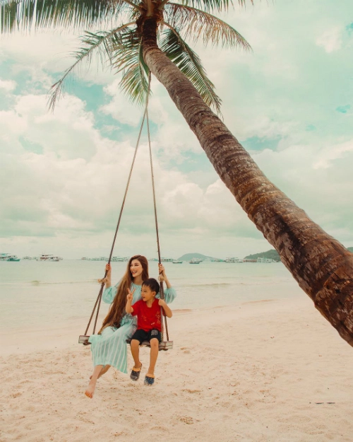 Bãi Sao Phú Quốc mưa nhiều và có mây trong những ngày Sarah và Toby ở đây. Họ đã phải sử dụng thủ thuật để tạo ra những bức ảnh ảo diệu nhất có thể. Cô nàng chụp ảnh cùng một em nhỏ người Việt và cho biết, điều mà mình thích nhất khi đi du lịch là có cơ hội kết nối với người dân địa phương và tìm hiểu về văn hóa, cách sống, hy vọng và ước mơ của họ. Lần này, Sarah làm quen với một em bé và lắng nghe câu chuyện của em. Bãi Sao Phú Quốc mưa nhiều và có mây trong những ngày Sarah và Toby ở đây. Họ đã phải sử dụng thủ thuật để tạo ra những bức ảnh ảo diệu nhất có thể. Cô nàng chụp ảnh cùng một em nhỏ người Việt và cho biết, điều mà mình thích nhất khi đi du lịch là có cơ hội kết nối với người dân địa phương và tìm hiểu về văn hóa, cách sống, hy vọng và ước mơ của họ. Lần này, Sarah làm quen với một em bé và lắng nghe câu chuyện của em.