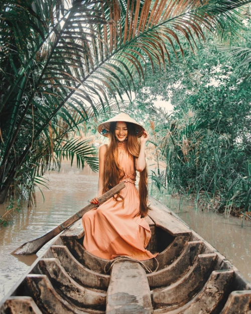 Sarah có cha là người Việt, mẹ là người Australia, đang sinh sống tại Đức. Cô bắt đầu làm công việc blogger cách đây vài năm và trở nên nổi tiếng. Trước chuyến hồi hương vào tháng trước, Sarah háo hức chia sẻ: "Cuối cùng tôi cũng đã trở về quê hương của cha mình và không thể chờ đợi lâu hơn được nữa bởi luôn muốn giới thiệu với các bạn nguồn gốc của mình". Thậm chí, "Công chúa tóc mây" còn viết hẳn một câu tiếng Việt: "Sarah đã về Việt Nam rồi". Điểm đến đầu tiên của chuyến hành trình dài là Trà Vinh. Cô nàng đội nón lá, diện váy dài, ngồi thuyền len qua những con kênh đặc trưng của miền Tây. Sarah có cha là người Việt, mẹ là người Australia, đang sinh sống tại Đức. Cô bắt đầu làm công việc blogger cách đây vài năm và trở nên nổi tiếng. Trước chuyến hồi hương vào tháng trước, Sarah háo hức chia sẻ: "Cuối cùng tôi cũng đã trở về quê hương của cha mình và không thể chờ đợi lâu hơn được nữa bởi luôn muốn giới thiệu với các bạn nguồn gốc của mình". Thậm chí, "Công chúa tóc mây" còn viết hẳn một câu tiếng Việt: "Sarah đã về Việt Nam rồi". Điểm đến đầu tiên của chuyến hành trình dài là Trà Vinh. Cô nàng đội nón lá, diện váy dài, ngồi thuyền len qua những con kênh đặc trưng của miền Tây.
