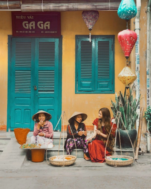 Sarah ghé qua quán cà phê Faifo quen thuộc ở Hội An và check in bức ảnh có background kinh điển. Cô ấn tượng "chết đi sống lại" với hương vị cà phê sữa đá Việt Nam. Sarah cũng đưa ra lời khuyên, Hội An là một trong những thành phố đẹp nhất Đông Nam Á. Bởi vậy, du khách nên tới đây ngay trước khi nó trở nên đông đúc, quá tải. Sarah ghé qua quán cà phê Faifo quen thuộc ở Hội An và check in bức ảnh có background kinh điển. Cô ấn tượng "chết đi sống lại" với hương vị cà phê sữa đá Việt Nam. Sarah cũng đưa ra lời khuyên, Hội An là một trong những thành phố đẹp nhất Đông Nam Á. Bởi vậy, du khách nên tới đây ngay trước khi nó trở nên đông đúc, quá tải.