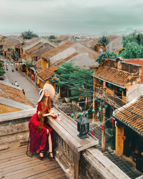 "Khoảnh khắc yêu thích của tôi trong chuyến đi Hội An là ngồi ăn cùng với những người phụ nữ ngọt ngào ở khu phố cổ. Hai người này đã sống ở đây cả cuộc đời. Thành phố này từ đói nghèo, chiến tranh đã trở thành di sản thế giới được UNESCO công nhận, tất cả đã thay đổi nhờ vào du lịch. Hàng ngày, họ bán những món ăn vặt vào buổi sáng và tối. Tuy không đủ làm giàu cho gia đình nhưng họ nói, như vậy với mình là đủ. Tôi muốn khuyên các bạn rằng, khi đi du lịch, không nên đến những nơi quá quy củ, nên khám phá món ăn địa phương càng nhiều càng tốt. Điều mang lại không chỉ là món ăn ngon mà còn làm thay đổi cuộc sống của người khác", Sarah Trần viết. "Khoảnh khắc yêu thích của tôi trong chuyến đi Hội An là ngồi ăn cùng với những người phụ nữ ngọt ngào ở khu phố cổ. Hai người này đã sống ở đây cả cuộc đời. Thành phố này từ đói nghèo, chiến tranh đã trở thành di sản thế giới được UNESCO công nhận, tất cả đã thay đổi nhờ vào du lịch. Hàng ngày, họ bán những món ăn vặt vào buổi sáng và tối. Tuy không đủ làm giàu cho gia đình nhưng họ nói, như vậy với mình là đủ. Tôi muốn khuyên các bạn rằng, khi đi du lịch, không nên đến những nơi quá quy củ, nên khám phá món ăn địa phương càng nhiều càng tốt. Điều mang lại không chỉ là món ăn ngon mà còn làm thay đổi cuộc sống của người khác", Sarah Trần viết.