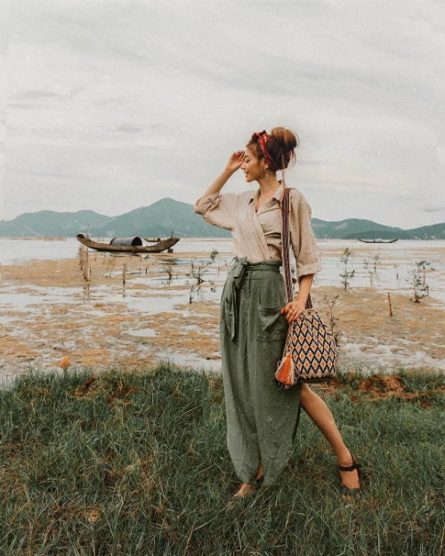Tới Huế, thay vì check in ở đại nội, Sarah và bạn trai tìm đến một khung cảnh hoang sơ ven sông. Nàng công chúa phải hy sinh kiểu tóc thướt tha bồng bềnh quen thuộc và phải búi lên vì thời tiết quá nóng nực khiến "những sợi tóc như bị kéo dính lại". Blogger gốc Việt "sẵn tiện" tư vấn phong cách thời trang khi du lịch Việt Nam vào mùa hè, đó là diện trang phục chất liệu đũi nhẹ, thấm mồ hôi và nhớ đeo một chiếc túi hoa văn thổ cẩm nổi bật. Tới Huế, thay vì check in ở đại nội, Sarah và bạn trai tìm đến một khung cảnh hoang sơ ven sông. Nàng công chúa phải hy sinh kiểu tóc thướt tha bồng bềnh quen thuộc và phải búi lên vì thời tiết quá nóng nực khiến "những sợi tóc như bị kéo dính lại". Blogger gốc Việt "sẵn tiện" tư vấn phong cách thời trang khi du lịch Việt Nam vào mùa hè, đó là diện trang phục chất liệu đũi nhẹ, thấm mồ hôi và nhớ đeo một chiếc túi hoa văn thổ cẩm nổi bật.