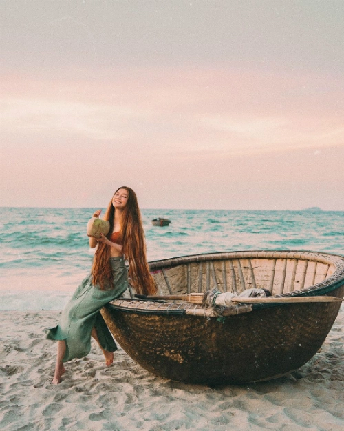 "Nàng công chúa" ngồi bên chiếc thuyền thúng, tự giới thiệu mình là một nàng "ngư dân" và thưởng thức một trái dừa địa phương ngọt lịm ở biển An Bàng (Hội An). "Nàng công chúa" ngồi bên chiếc thuyền thúng, tự giới thiệu mình là một nàng "ngư dân" và thưởng thức một trái dừa địa phương ngọt lịm ở biển An Bàng (Hội An).