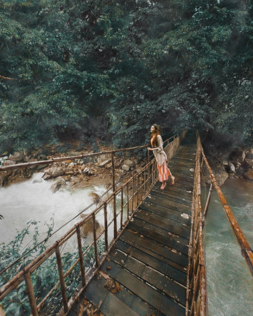 Cũng trong chuyến đi này, Sarah Trần ghé thăm một trong những địa điểm độc đáo ở Sapa mà ngay cả người Việt cũng ít người từng nghe qua. Cách đây hơn 10 năm, nhiếp ảnh gia người Mỹ Skip Nall trong một chuyến du lịch Việt Nam đã chụp một bức ảnh tại cây cầu gỗ trong sương, bắc qua dòng suối. Sau này, bức ảnh trở nên nổi tiếng và được IKEA mua bản quyền. Thậm chí, nó trở thành bức tranh tường bán chạy nhất trong lịch sử của hãng nội thất này. Vì sợ cây cầu không đủ an toàn nên Sarah khá e sợ và không đủ can đảm để chụp bức ảnh sống ảo như ý định ban đầu. Cũng trong chuyến đi này, Sarah Trần ghé thăm một trong những địa điểm độc đáo ở Sapa mà ngay cả người Việt cũng ít người từng nghe qua. Cách đây hơn 10 năm, nhiếp ảnh gia người Mỹ Skip Nall trong một chuyến du lịch Việt Nam đã chụp một bức ảnh tại cây cầu gỗ trong sương, bắc qua dòng suối. Sau này, bức ảnh trở nên nổi tiếng và được IKEA mua bản quyền. Thậm chí, nó trở thành bức tranh tường bán chạy nhất trong lịch sử của hãng nội thất này. Vì sợ cây cầu không đủ an toàn nên Sarah khá e sợ và không đủ can đảm để chụp bức ảnh sống ảo như ý định ban đầu.