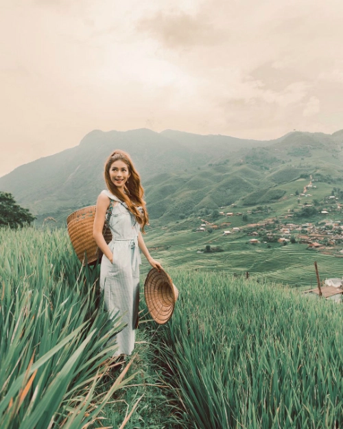 Cô gái lai cầm nón lá, vai đeo gùi, đi dạo quanh những thửa ruộng bậc thang đặc trưng của miền Tây Bắc. Xa xa là dãy núi trập trùng với những bản làng nhỏ xinh dưới chân. Cô gái lai cầm nón lá, vai đeo gùi, đi dạo quanh những thửa ruộng bậc thang đặc trưng của miền Tây Bắc. Xa xa là dãy núi trập trùng với những bản làng nhỏ xinh dưới chân.