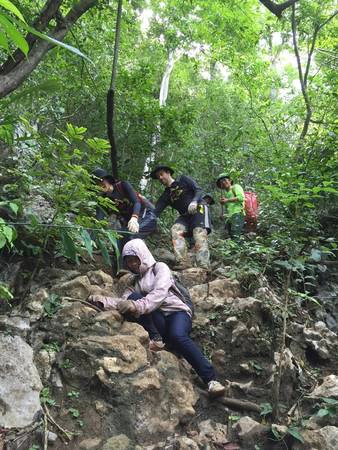 Để đến được khu vực hang động, đoàn phải trekking qua những vùng thung lũng lớn, trước khi bơi qua các đoạn sông và chuẩn bị hành trình leo dốc, băng đồi núi để đến cửa hang. Có những đoạn dốc đứng, mọi người gần như phải tận dụng toàn bộ cơ thể để bò lên và xuống, lúc gặp phải các đoạn bùn nhão nhoẹt. Hầu hết mọi người đều trở thành "mồi ngon" cho muỗi rừng, mặc dù có dùng các loại thuốc xịt.
