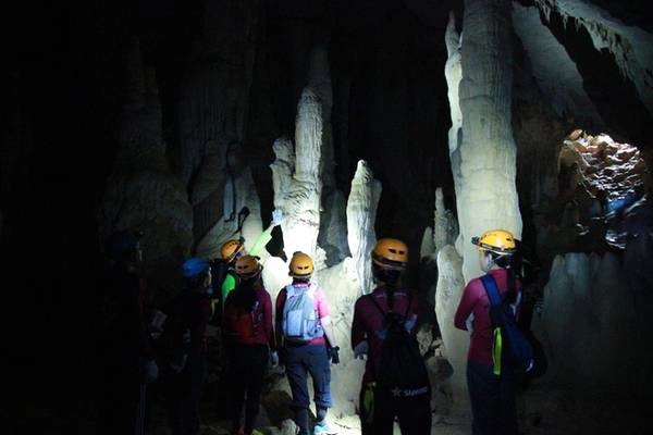 Bên trong các hang là muôn vàn khối thạch nhũ được thiên nhiên kiến tạo qua hàng triệu năm. Tiếc rằng không ai có đủ trang thiết bị chuyên dụng để chụp lại. Điều duy nhất giúp mọi người quan sát được bên trong hang động là ánh sáng từ những chiếc đèn gắn trên mũ bảo hộ.