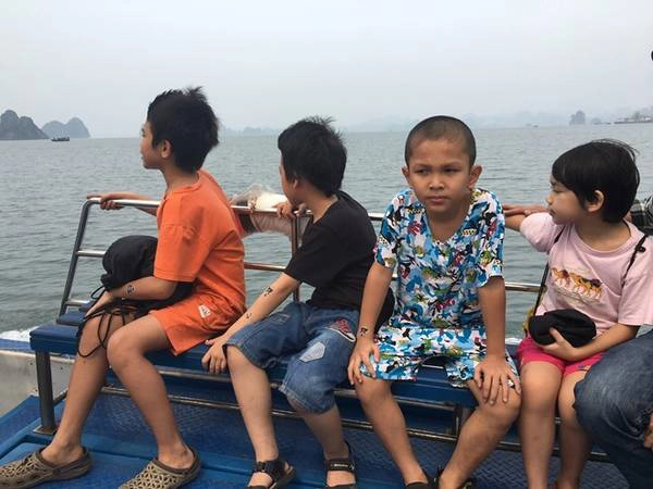 Gần 5h, trời đã tạnh hẳn mưa và nền trời phía đông đã hừng lên sắc hồng. Còn 3 tiếng nữa, con tàu cứu hộ mới ra theo lịch hẹn. Nhưng không ai còn muốn tiếp tục cuộc khám phá dở dang trên hòn đảo này vì đã quá mệt mỏi. Chúng tôi tìm những cành củi khô trong vách đá kín, nhóm một đống lửa to để phòng dĩn, và chờ. Đúng 8h tàu đến, cuộc phiêu lưu trên hòn đảo kinh dị đã nhanh chóng kết thúc.