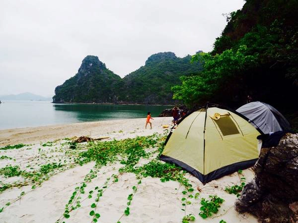 Sau hơn 30 phút đi bằng tàu cao tốc, gia đình tôi lọt vào một vụng nước hình trăng khuyết, với bãi cát dài chừng hơn 30 m khi chưa tới đỉnh triều, ba mặt là núi đá. Cả nhà reo lên sung sướng vì sự diễm lệ hoang vắng của hòn đảo. Anh chàng chủ tàu ái ngại, hỏi tôi đã suy nghĩ kỹ về quyết định cắm trại trên đảo chưa, vì nơi đây không có nước ngọt, sóng điện thoại, và có thể không an toàn. Lời đề nghị ấy lập tức bị gạt đi. Tàu vừa dừng lại, lũ trẻ đã hò nhau nhảy xuống đảo, chia nhau tìm chỗ hạ trại.