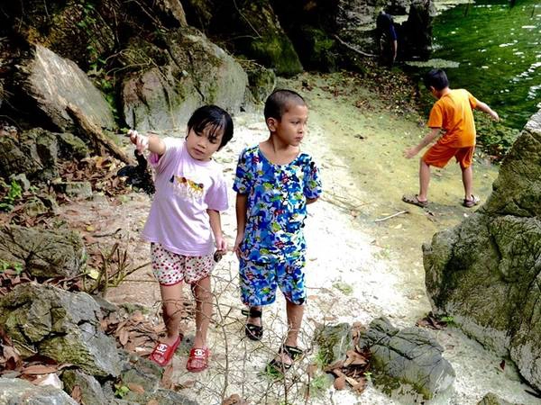 Con tàu rời đi, hòn đảo và vịnh nước xanh trở nên yên tĩnh lạ thường. Bà nội bọn trẻ nhà tôi mắc võng nghỉ ngơi dưới bóng cây. Các em trai sửa soạn đồ nghề câu cá, chuẩn bị nhóm lửa nấu bữa trưa. Tôi dẫn các con khám phá hòn đảo.