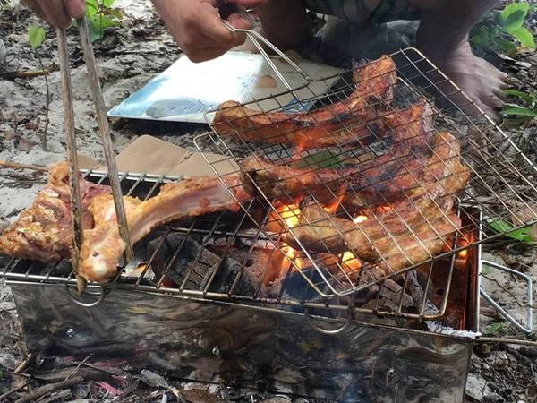 Ăn uống no say, nằm dưới tán cây xanh mát trong làn gió tinh khiết lách qua cánh núi, nghe tiếng chim rừng hòa ca, cảm giác thật khoan khoái. Đảo nhiều chim, ríu ran hót trong lùm cây. Quạ và diều hâu bay lượn không ngừng nghỉ.