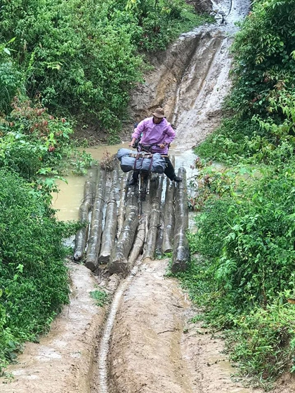 Đoạn đường bùn lầy, trơn trượt trên hành trình quay lại điểm xuất phát. Đoạn đường bùn lầy, trơn trượt trên hành trình quay lại điểm xuất phát.