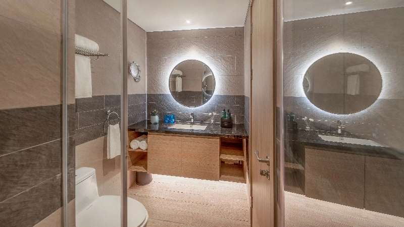 deluxe-twin-bathroom-ivivu