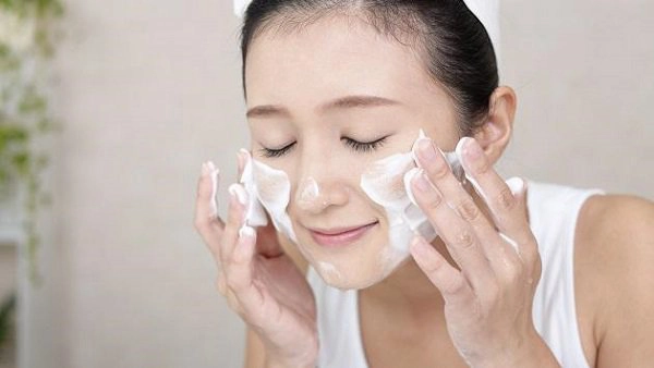 Có nên dùng nước tẩy trang thay sữa rửa mặt