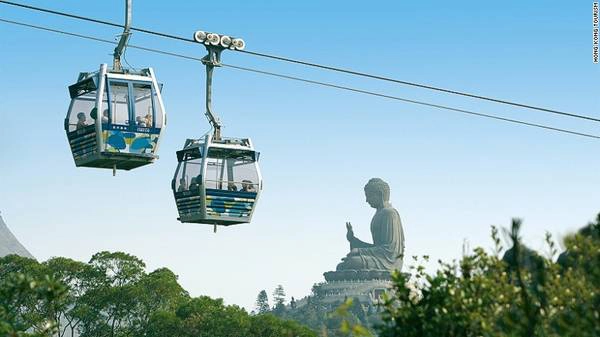Cáp treo Ngong Ping 360 nằm trên đảo Lantau của Hong Kong có hành trình dài 25 phút đến làng Ngong Ping, nơi tọa lạc tượng Phật bằng đồng Thiên Tân. Cáp treo Ngong Ping 360 nằm trên đảo Lantau của Hong Kong có hành trình dài 25 phút đến làng Ngong Ping, nơi tọa lạc tượng Phật bằng đồng Thiên Tân.