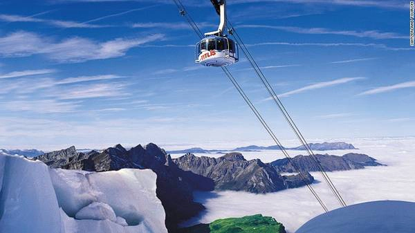 Núi Titlis là đỉnh cao nhất ở miền trung Thụy Sĩ. Titlis Rotair là xe cáp treo xoay vòng đầu tiên và lớn nhất thế giới Núi Titlis là đỉnh cao nhất ở miền trung Thụy Sĩ. Titlis Rotair là xe cáp treo xoay vòng đầu tiên và lớn nhất thế giới