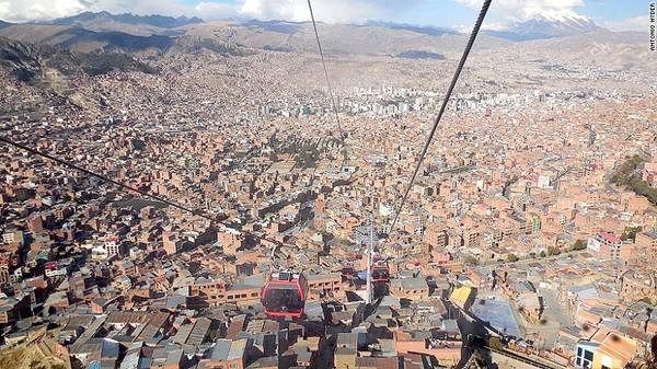 Tuyến cáp treo Mi Teleferico vắt ngang qua dãy núi Andes và nối liền thủ đô La Paz với thành phố El Alto của Boliva. Tuyến cáp treo Mi Teleferico vắt ngang qua dãy núi Andes và nối liền thủ đô La Paz với thành phố El Alto của Boliva.