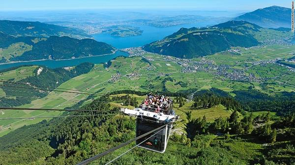 Stanserhorn Cabrio là cáp treo 2 tầng đầu tiên trên thế giới, với tầng trên cùng không có mái che giúp khách tham quan có thể cảm nhận trọn vẹn những cơn gió thổi qua mát lạnh trên hành trình 6 phút lên tận đỉnh Stanserhorn. Stanserhorn Cabrio là cáp treo 2 tầng đầu tiên trên thế giới, với tầng trên cùng không có mái che giúp khách tham quan có thể cảm nhận trọn vẹn những cơn gió thổi qua mát lạnh trên hành trình 6 phút lên tận đỉnh Stanserhorn.