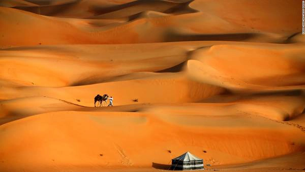 Liwa, Các Tiểu vương quốc Ả Rập thống nhất: Moreeb Dune là một trong những đồi cát cao nhất thế giới. Đặc biệt vào tháng 1 hàng năm đông đảo du khách đổ về đây để tham dự Moreeb Dune Festival.