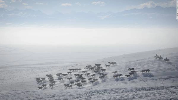 <strong>Chiêu Tô, Trung Quốc:</strong> Chiêu Tô là một huyện thuộc khu tự trị Tân Cương, được biết đến là “quê hương” của loài ngựa. Cưỡi ngựa là một phần quan trọng trong văn hóa của người Kazakh, dân tộc chiếm gần 50% dân số của khu vực này.