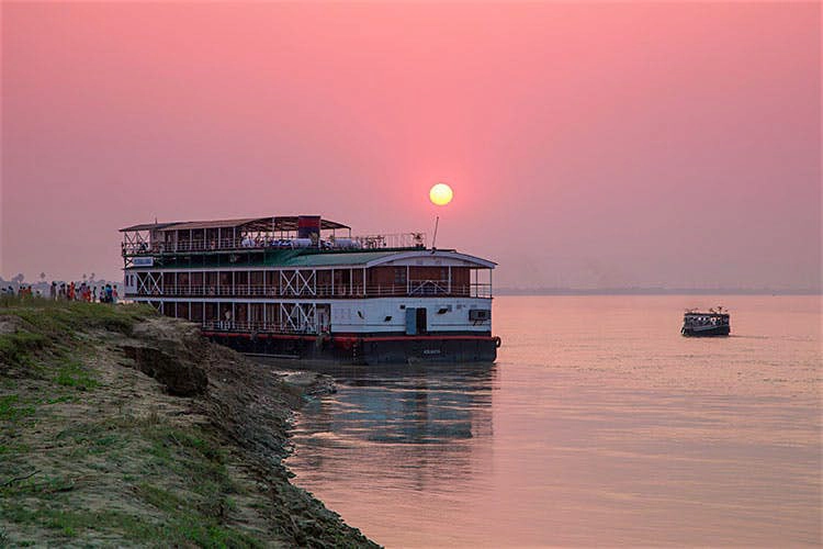 Đi thuyền trên sông Mekong: Mekong là dòng sông dài thứ 12 trên thế giới, là nguồn sống của Đông Nam Á suốt hàng nghìn năm. Ngày này, hai bên bờ sông là những làng chài, ruộng lúa, chợ và thành cổ. Với những du khách ưa thích nhịp điệu chậm rãi, một chuyến đi bằng thuyền trên sông Mekong sẽ đem lại những trải nghiệm khác biệt.  Khởi hành từ TP.HCM, tour dài 18 ngày sẽ đưa du khách qua miền Nam Việt Nam tới Phnom Penh và Siem Reap ở Campuchia và Luang Prabang ở Lào.