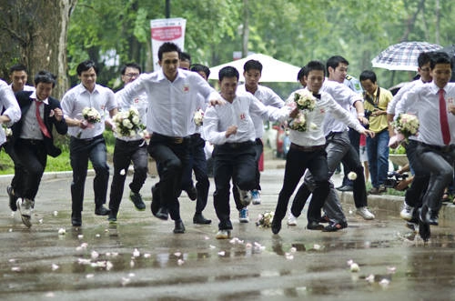 Cuộc đua chia làm 2 vòng với tên gọi Tình Yêu và Thử Thách. Ở vòng Tình Yêu, các cặp đôi được chia thành 5 lượt chạy, các chú rể phải chạy đua đến chỗ cô dâu, trao hoa, đi giày và dẫn cô dâu về đích.