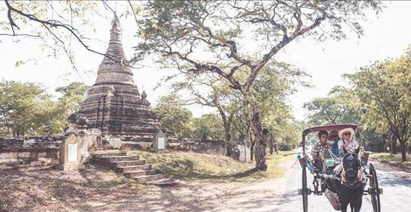 Đến Bagan, bạn có thể đi bộ, xe đạp hay xe ngựa, thong dong trên các con đường mòn đất đỏ ngắm nhìn những quần thể đền, chùa chiền và tu viện giữa khoảng trời bao la.