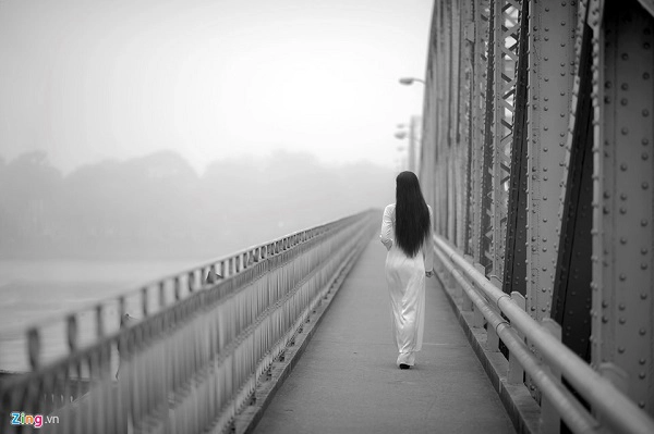Nói đến Huế không thể thiếu hình ảnh người con gái trong tà áo dài duyên dáng. Nói đến Huế không thể thiếu hình ảnh người con gái trong tà áo dài duyên dáng.