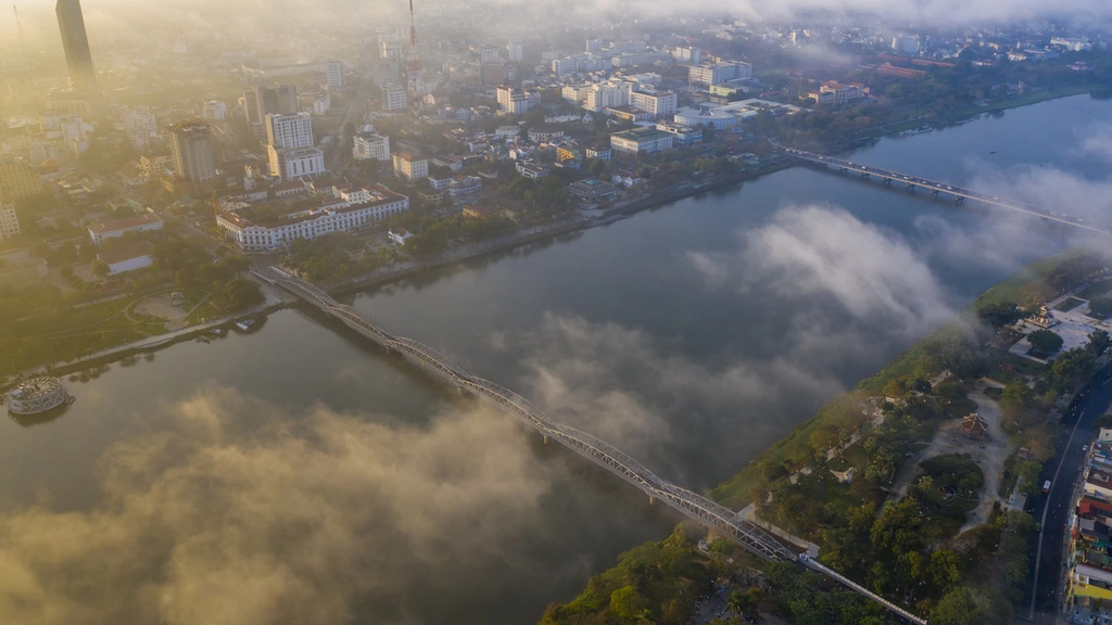 Trung tâm thành phố buổi sớm nhìn từ trên cao mang hơi thở của nhịp sống hiện đại, nhưng vẫn toát lên vẻ trữ tình, yên bình của mảnh đất cố đô.