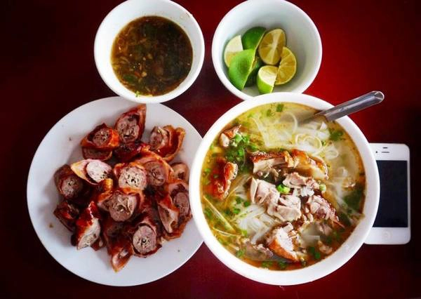 Trên đường qua Cao Bằng, Lạng Sơn, món phở vịt quay Hải Xồm giá 30.000 đồng với bát phở đầy ắp thịt vịt, chấm thêm nước tương đặc trưng tạo ra vị ngon riêng biệt của ẩm thực vùng miền. Trên đường qua Cao Bằng, Lạng Sơn, món phở vịt quay Hải Xồm giá 30.000 đồng với bát phở đầy ắp thịt vịt, chấm thêm nước tương đặc trưng tạo ra vị ngon riêng biệt của ẩm thực vùng miền.